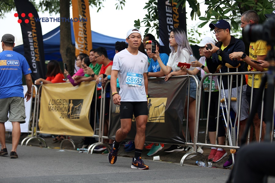 Đáng yêu khoảnh khắc “cựu vương” căng dây đích đón tân vô địch Longbien Marathon 2019 Đáng yêu khoảnh khắc “cựu vương” căng dây đích đón tân vô địch Longbien Marathon 2019